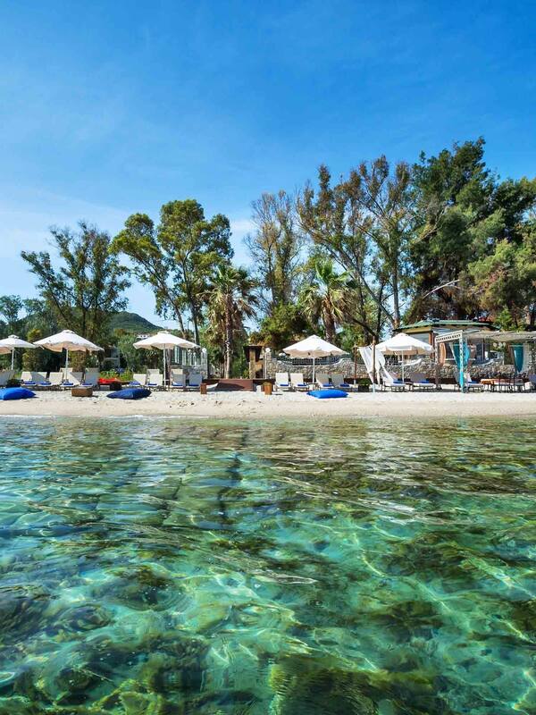 Praia particular, espreguiçadeiras, guarda-sóis