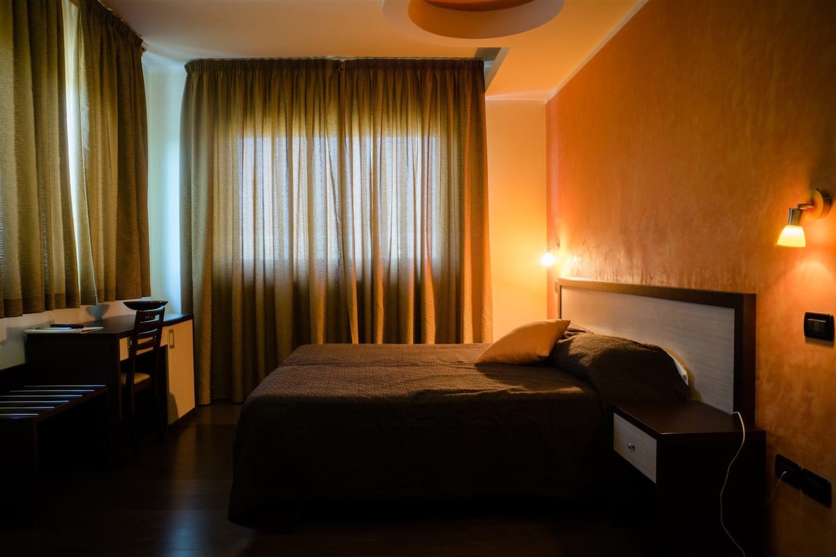 Luxe beddengoed, een minibar, een kluis op de kamer, een bureau
