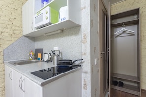 Comfort-studiolejlighed | Privat tekøkken | Køleskab, mikrobølgeovn, kogeplade, elkedel