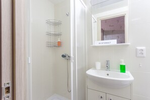 Shower, free toiletries, hair dryer, towels