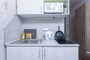 Comfort Studio | Private kitchenette | Fridge, microwave, stovetop, electric kettle