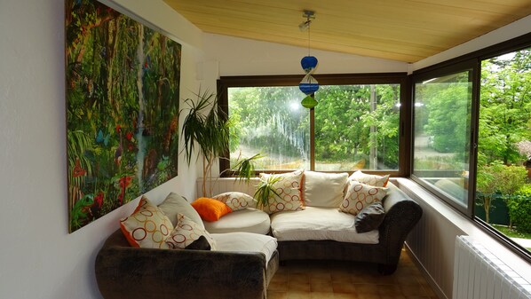 Télévision, cheminée, lecteur de DVD, livres