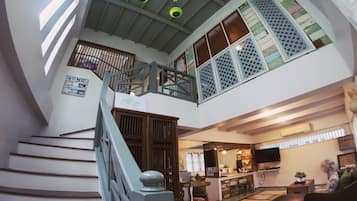 3-Bedroom House | Área de estar | TV de tela plana 32 polegadas com canais a cabo, TV