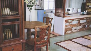 3-Bedroom House | Cozinha americana privada | Geladeira grande, micro-ondas, chaleira elétrica