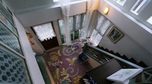 3-Bedroom House  | Vardagsrum | 32-tums platt-tv med kabelkanaler och tv