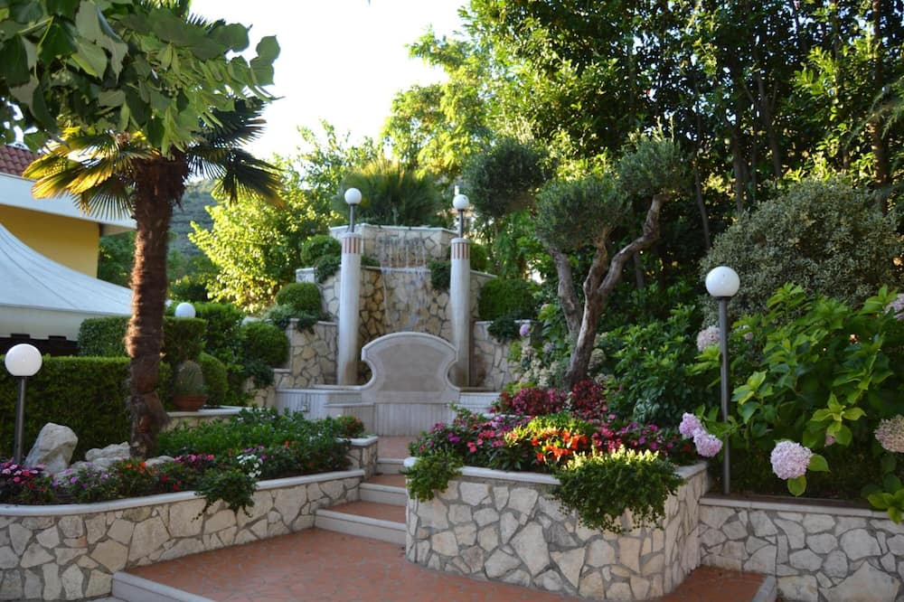 Yellow Park Hotel