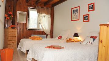 2 bedrooms, desk, free WiFi, bed sheets