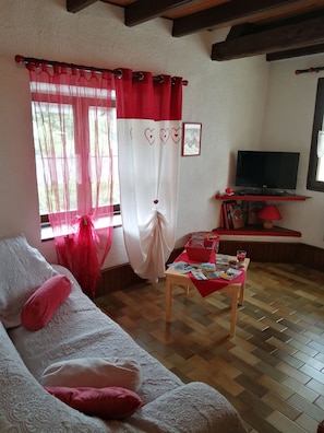 2 bedrooms, desk, free WiFi, bed sheets