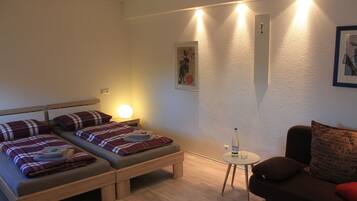 Apartemen Comfort, beberapa kamar, pemandangan kebun, area taman | 1 kamar tidur, brankas, meja kerja, dan kedap suara