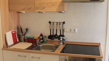 Comfort Apartment, Multiple Bedrooms, Garden View, Garden Area | Private kitchenette | Fridge, microwave, oven, stovetop