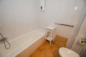 อพาร์ทเมนท์ (THE GOOD VIEW II) | ห้องน้ำ | อ่างอาบน้ำ, ไดร์เป่าผม, ผ้าเช็ดตัว