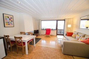 公寓 (THE GOOD VIEW II) | 客厅 | 平板电视、DVD 播放器