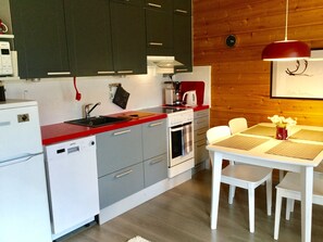 Full-size fridge, microwave, oven, stovetop