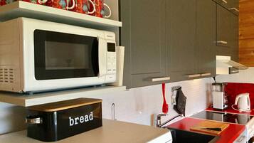Full-sized fridge, microwave, oven, stovetop