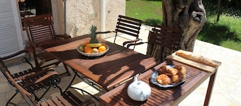 Provencal cottage in Antibes