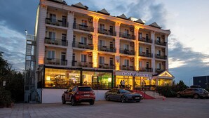 A multi-story hotel with a cafe and restaurant on the ground floor, featuring balconies and a parking area. - Hotel Simsek (Edirne)