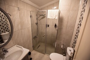 Combined shower/tub, deep soaking tub, free toiletries, hair dryer - Hotel Simsek (Edirne)