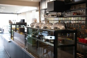 朝食、ランチ、ディナーに営業 (トルコ料理)