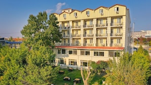 A multi-story hotel with balconies, a courtyard with outdoor seating, and a red-tiled roof. - Hotel Simsek (Edirne)