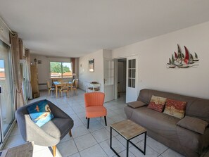 TV - Spacious, Sunny T3 in Central Arcachon with Terrace, Parking, Near Park and Beach (Arcachon)