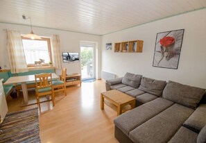 Apartment, 2 Schlafzimmer | Wohnbereich | Flachbildfernseher