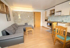 Apartment, 2 Schlafzimmer | Wohnbereich | Flachbildfernseher