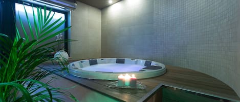 Jetted bathtub