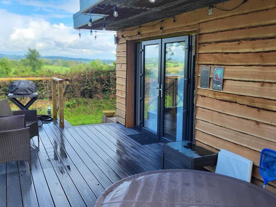 Family Cabin | Individually decorated, blackout drapes, iron/ironing board, free WiFi