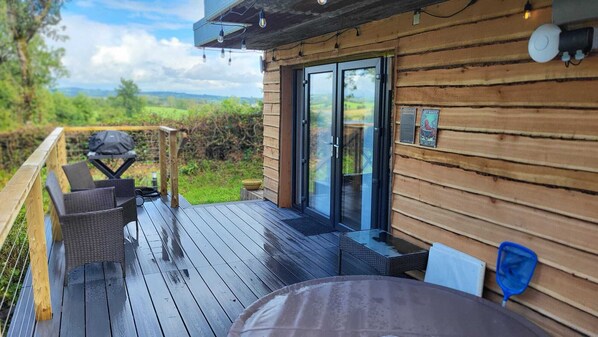 Deluxe Cabin | Individually decorated, blackout drapes, iron/ironing board, free WiFi