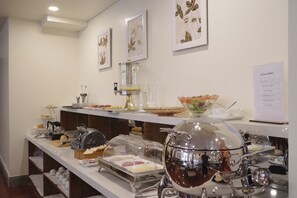 Ein Buffet mit verschiedenen Speisen und einer Speisekarte.