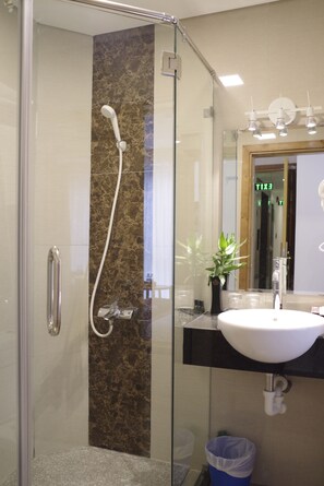 Dusche, kostenlose Toilettenartikel, Haartrockner, Hausschuhe