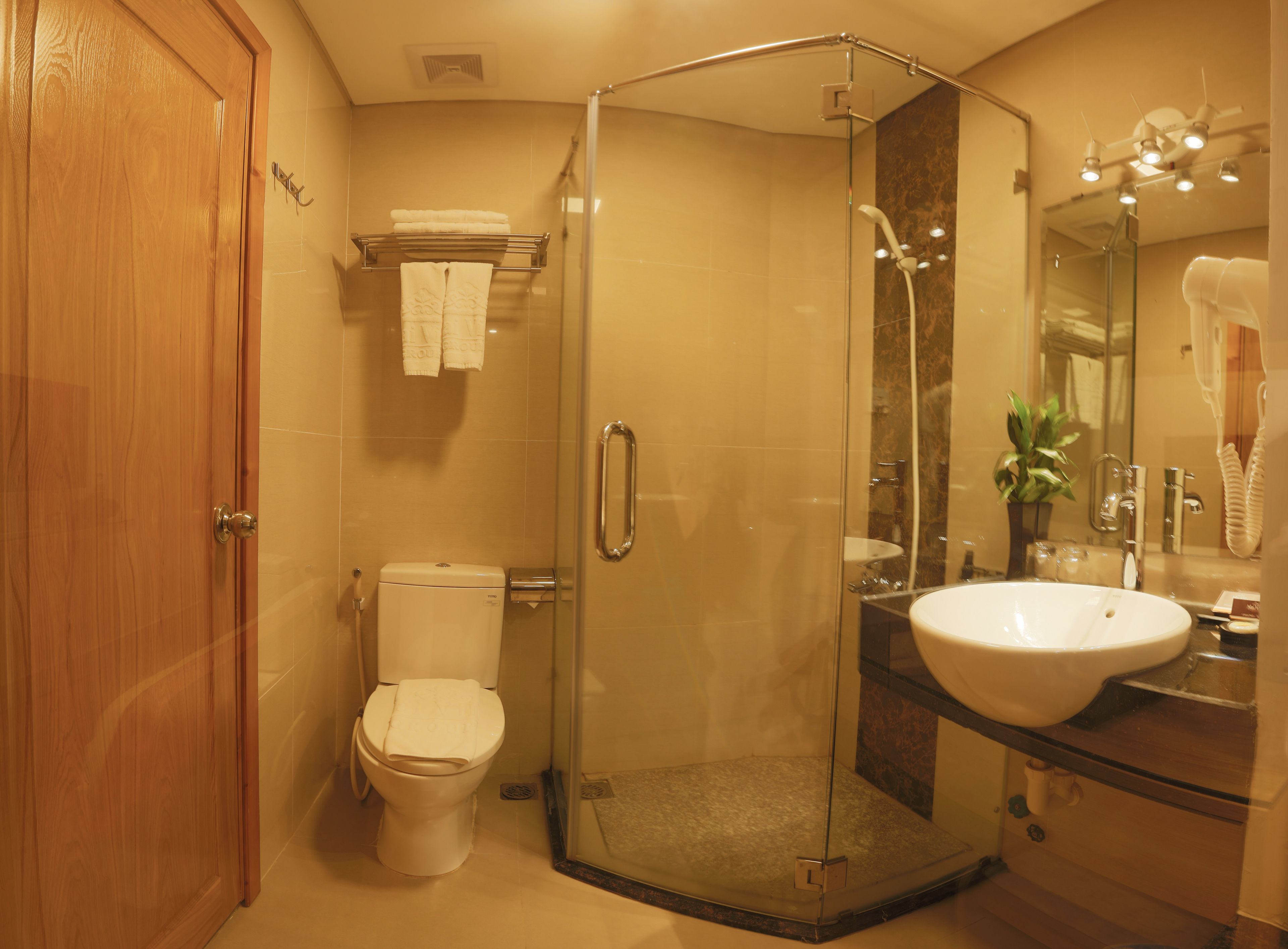 deluxe twin room | bathroom | shower, free toiletries, hair dryer, slippers