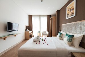 1 kamar tidur, minibar, brankas, dan meja kerja