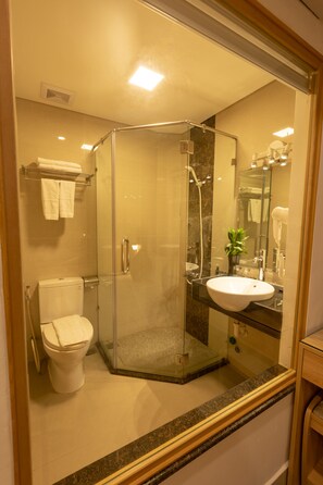 Deluxe tweepersoonskamer | Badkamer | Een douche, gratis toiletartikelen, een haardroger, pantoffels