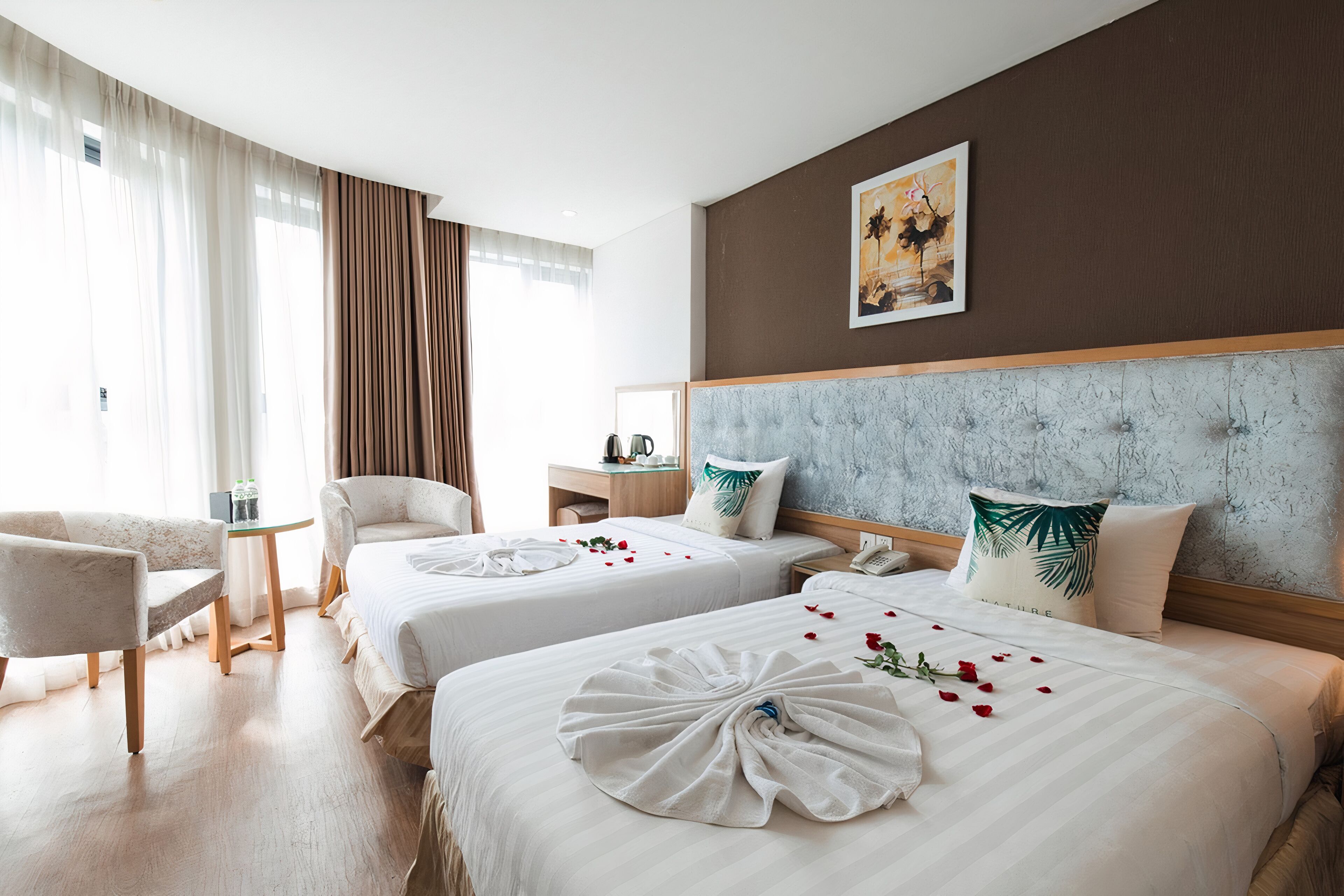 deluxe twin room | 1 bedroom, minibar, in-room safe, desk