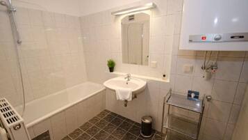 Departamento, 2 habitaciones, vista a la montaña | Baño | Regadera, secadora de cabello, toallas