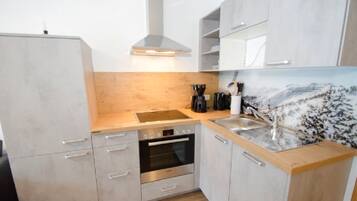 Departamento, 2 habitaciones, vista a la montaña | Cocineta privada | Refrigerador, microondas, horno y parrilla de estufa