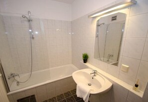 Apartment, 2 Bedrooms, Mountain View | Bathroom