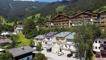 Vista frontal de la propiedad