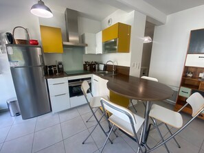 Fridge, oven, stovetop, dishwasher - Charming 2BR in Central Arcachon with Parking, WiFi & Balcony (Arcachon)