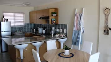 Departamento Premium, 2 habitaciones, vista al océano, frente al mar | Cocineta privada | Refrigerador, microondas, horno y parrilla de estufa