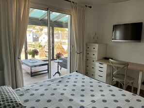 3 slaapkamers, een bureau, een strijkplank/strijkijzer, reisbedje