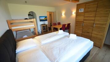 Deluxe Studio (Top 12) | 1 bedroom, iron/ironing board, cots/infant beds, free WiFi