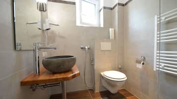 Deluxe Studio (Top 12) | Bathroom