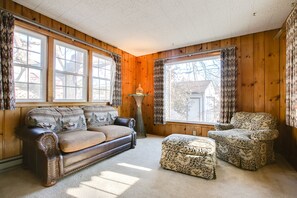 Smart TV, fireplace, DVD player, books