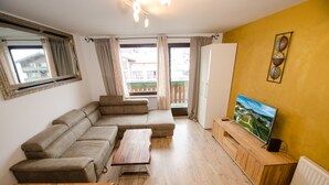 Appartement Penthouse, 2 chambres, vue sur la montagne (incl. 95€ + 12€ pp service fee) | Salle de séjour | Téléviseur à écran plat