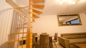 Appartement Penthouse, 2 chambres, vue sur la montagne (incl. 95€ + 12€ pp service fee) | Salle de séjour | Téléviseur à écran plat