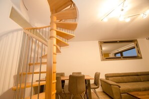 Attico, 2 camere da letto, vista montagna (incl. 95€ + 12€ pp service fee) | Soggiorno | TV a schermo piatto
