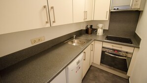 Appartement Penthouse, 2 chambres, vue sur la montagne (incl. 95€ + 12€ pp service fee) | Cuisine privée | Cafetière-théière, réfrigérateur, four à micro-ondes, un four