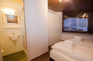 Penthouse, 2 phòng ngủ, quang cảnh núi (incl. 95€ + 12€ pp service fee) | 2 phòng ngủ, bàn, bàn ủi/dụng cụ ủi quần áo 